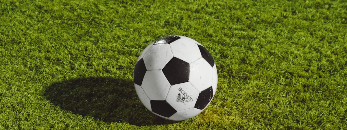 足球运动员在绿茵场上激烈拼抢的精彩瞬间